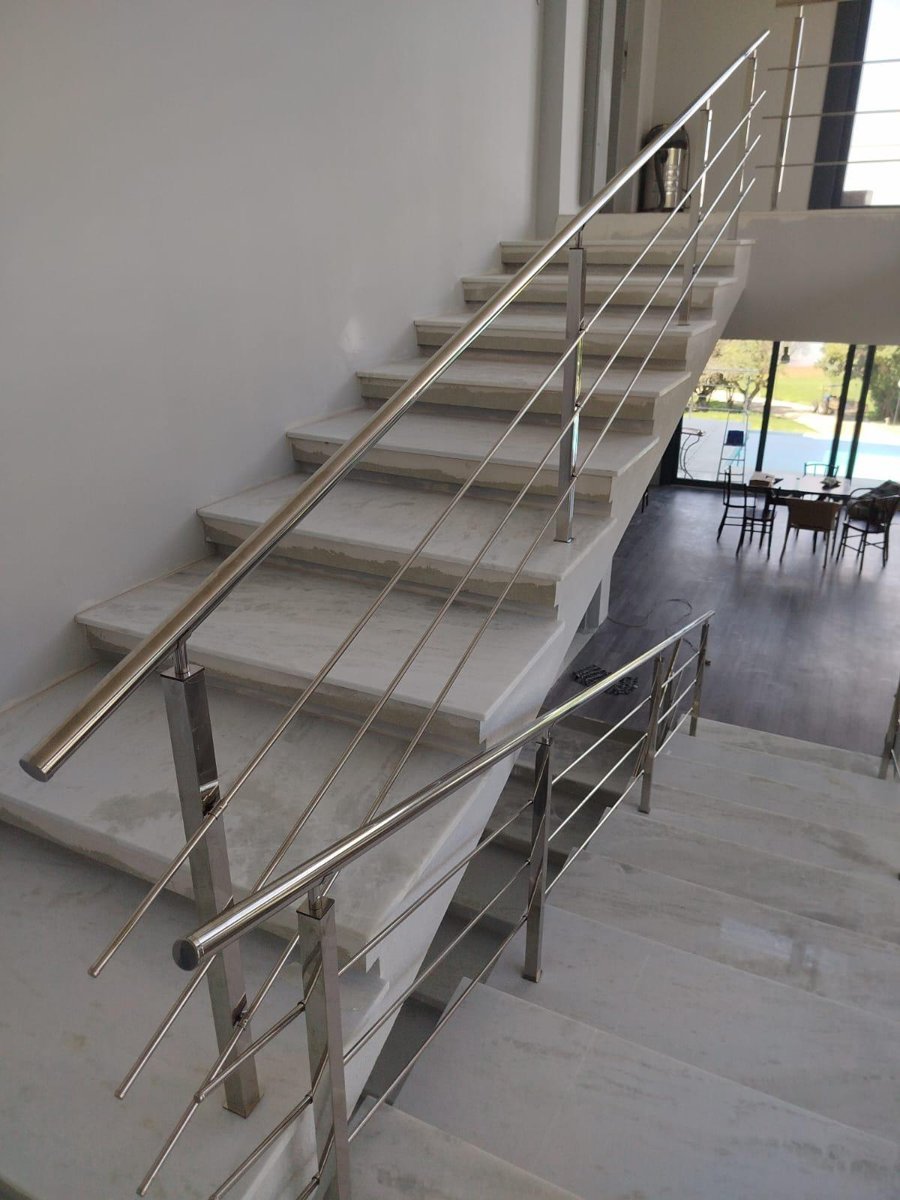 Instalação de corrimão e guarda-corpo em aço inox polido em escada residencial